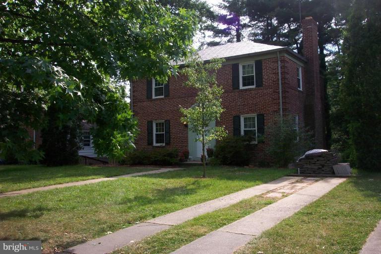 7114 York Road Baltimore, MD 21212 - Photo 15 of 15 a front view of a house with a garden