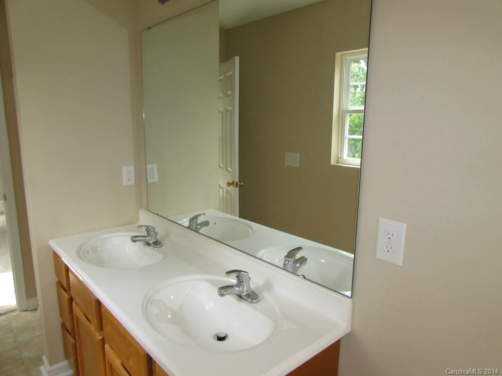 229 Ravenridge Court Charlotte, NC 28216 - Photo 12 of 14