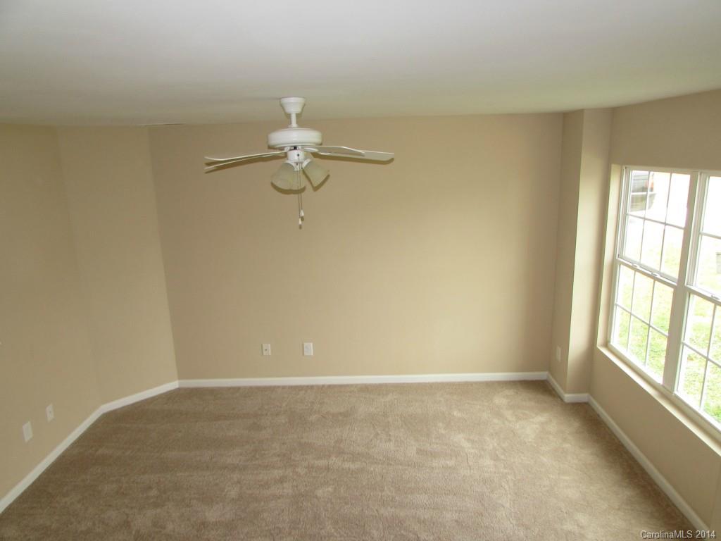 229 Ravenridge Court Charlotte, NC 28216 - Photo 3 of 14