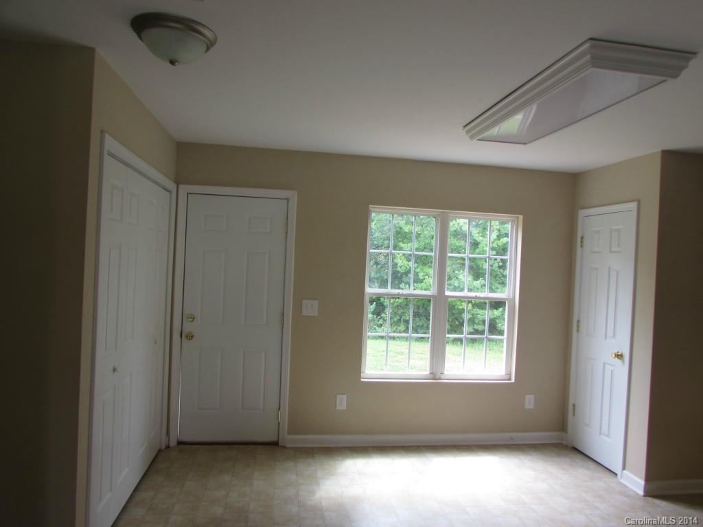 229 Ravenridge Court Charlotte, NC 28216 - Photo 6 of 14