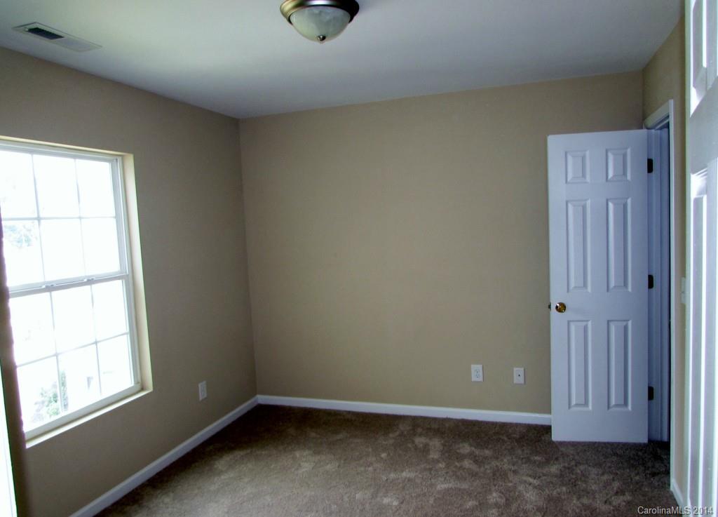 229 Ravenridge Court Charlotte, NC 28216 - Photo 8 of 14