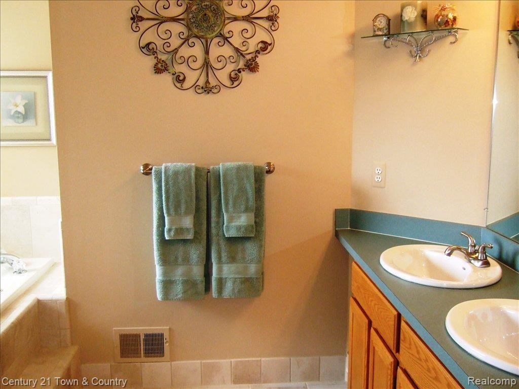1167 Bembridge Drive Rochester, MI 48307 - Photo 12 of 20 MSTR BATH