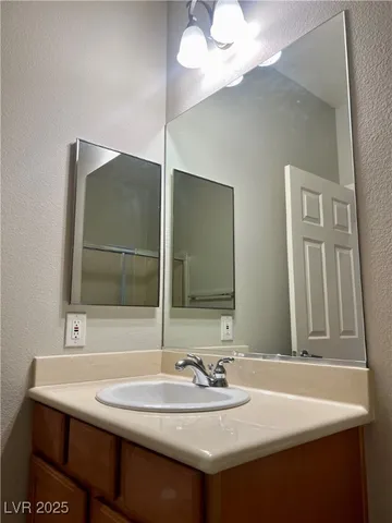 $2,500 | 2460 Calvert City Drive, Henderson, NV 89052