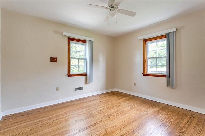125 Hillendale Road Pittsburgh, PA 15237 - Photo 15 of 21 Second Bedroom