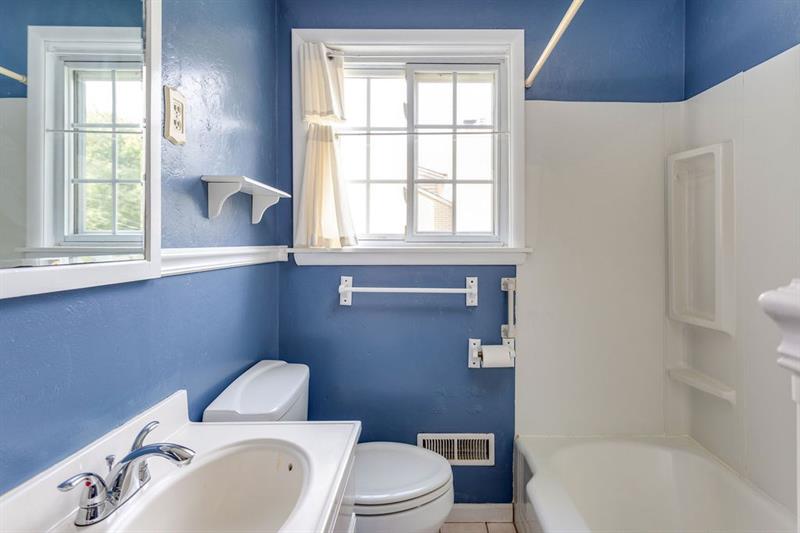 125 Hillendale Road Pittsburgh, PA 15237 - Photo 17 of 21 Main Bathroom