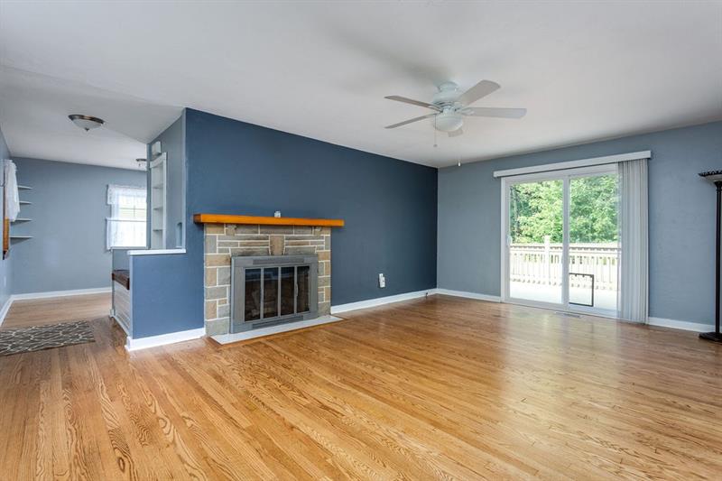 125 Hillendale Road Pittsburgh, PA 15237 - Photo 7 of 21 Living Room
