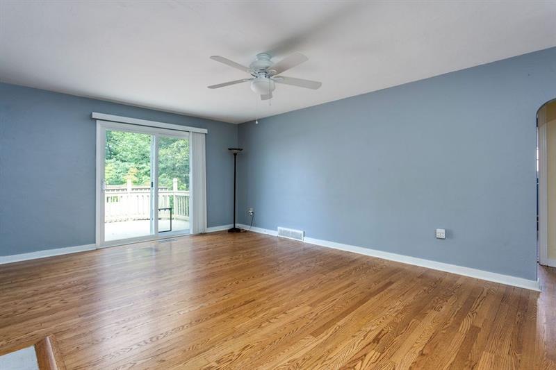 125 Hillendale Road Pittsburgh, PA 15237 - Photo 8 of 21 Living Room
