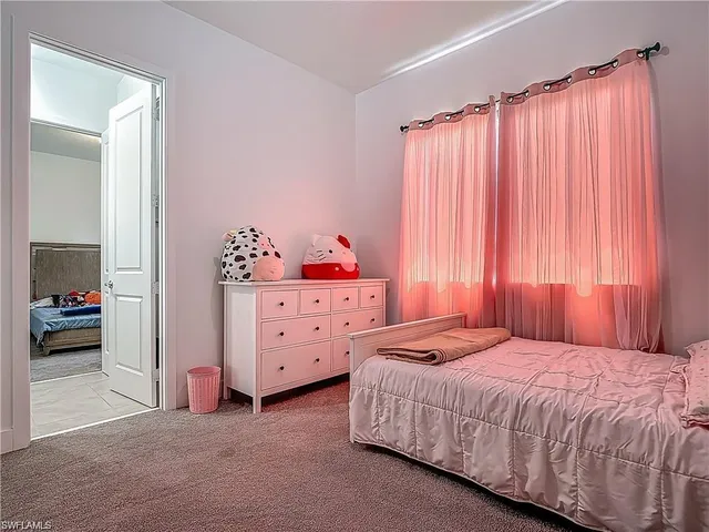 a en suite bathroom with a double vanity sink and a mirror