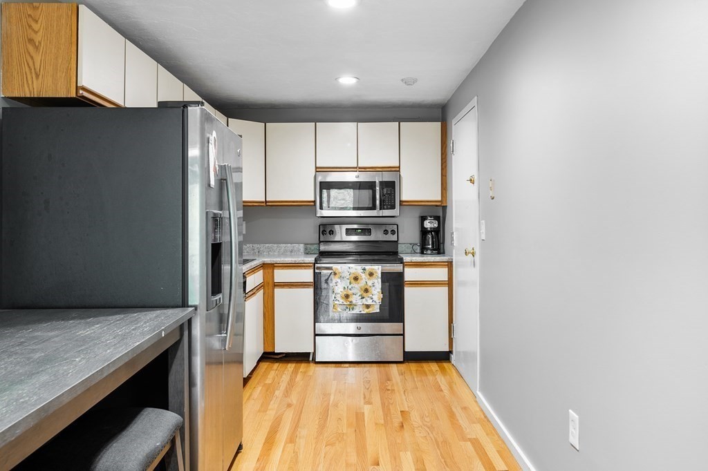 189 Littleton Road, Unit 44 Chelmsford, MA 01824 - Photo 5 of 20 a kitchen with a refrigerator and a stove