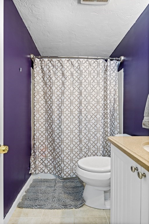 189 Littleton Road, Unit 44 Chelmsford, MA 01824 - Photo 8 of 20 a bathroom with a toilet and a shower curtain