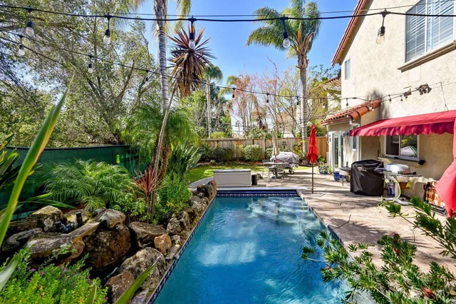 a view of a backyard