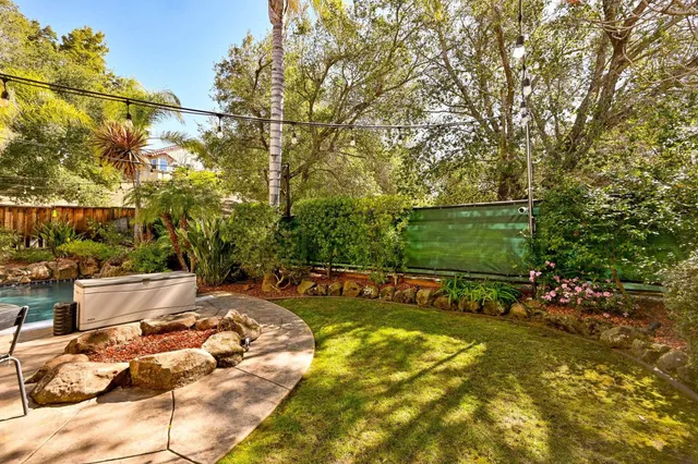 a view of a backyard