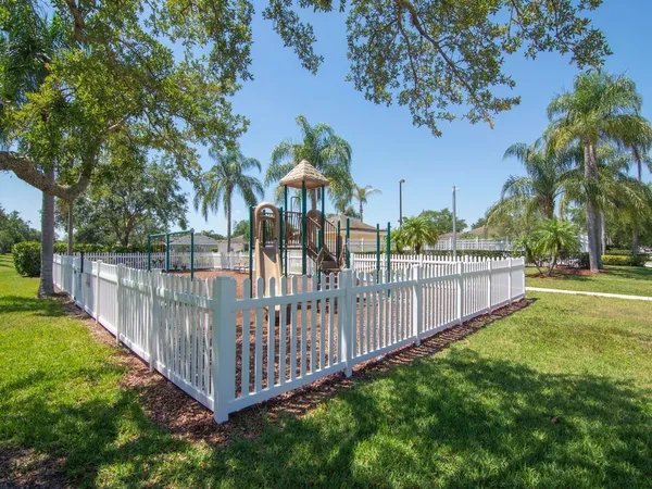 a view of a wrought fence