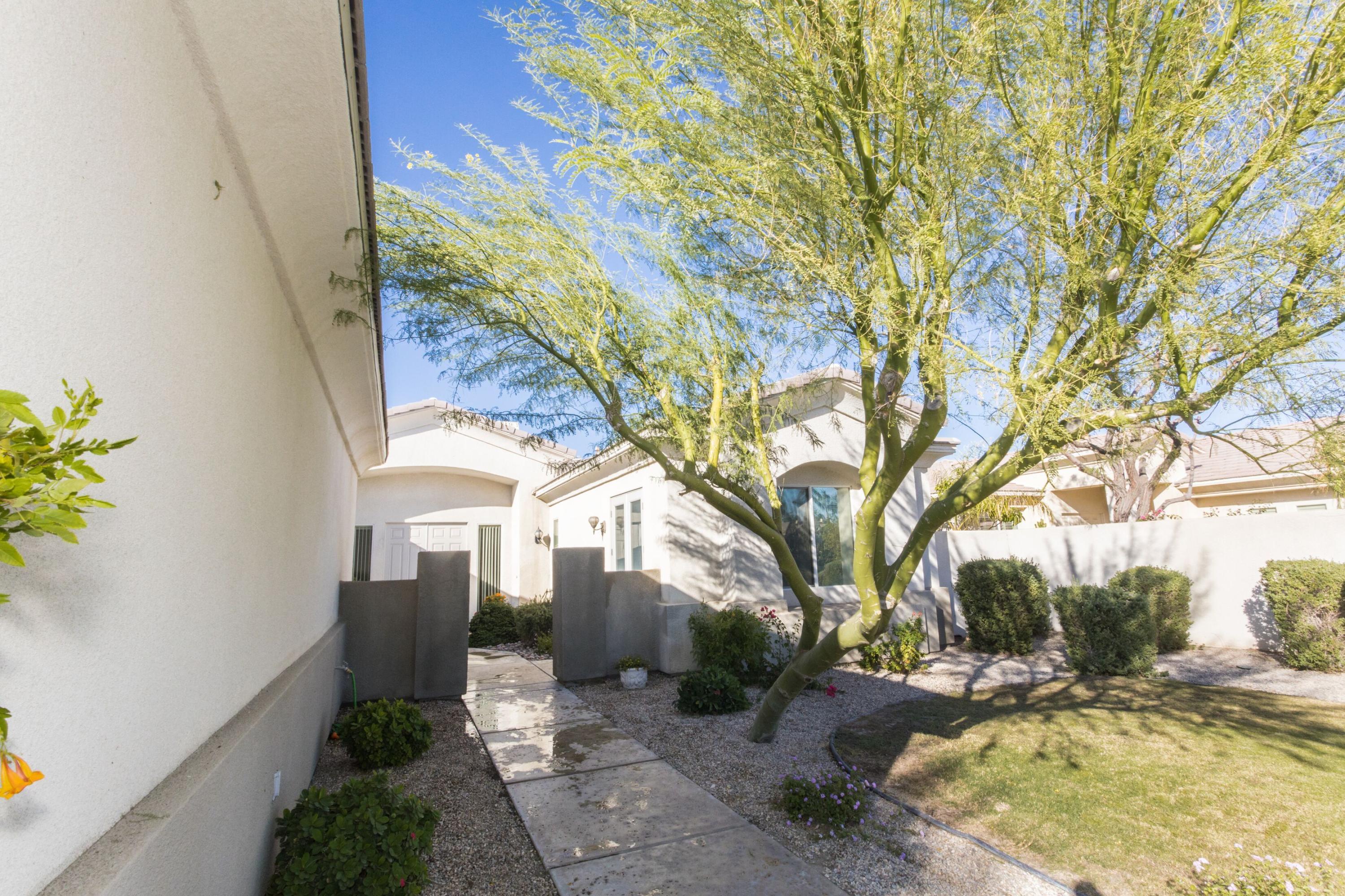 44 Provence Way Rancho Mirage, CA 92270 - Photo 3 of 41 5oI4IywA