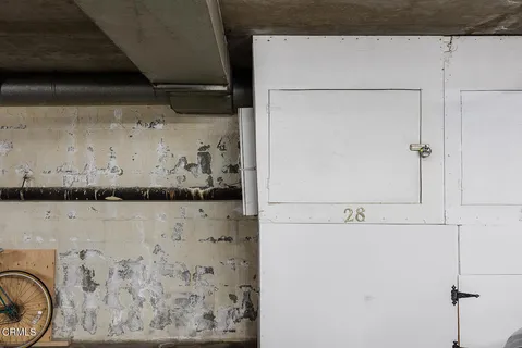 a view of a utility room