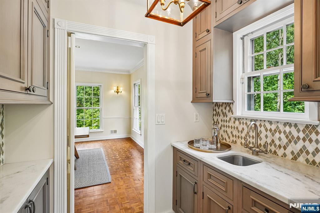 7 Gordon Road Essex Fells, NJ 07021 - Photo 10 of 39 Gallery Image 10