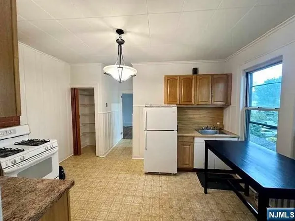 $2,400 | 4-6 Swaine Place, West Orange, NJ 07052