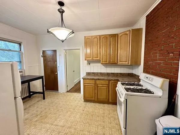 $2,400 | 4-6 Swaine Place, West Orange, NJ 07052