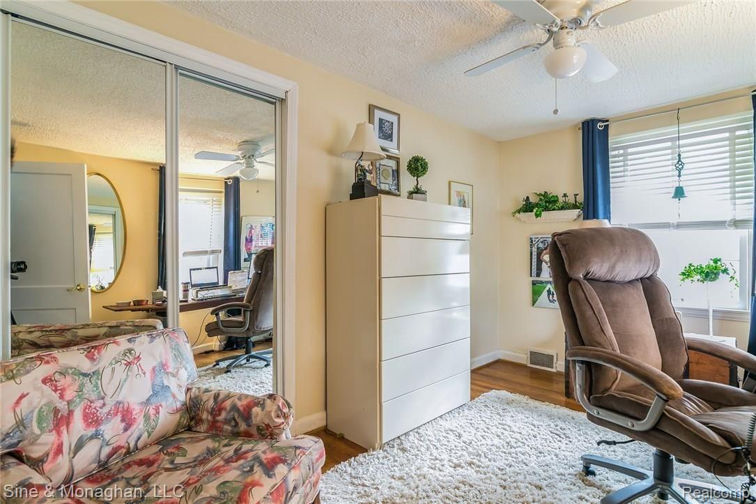 749 Hampton Road Grosse Pointe, MI 48236 - Photo 13 of 18 024-5124957-medium.jpg