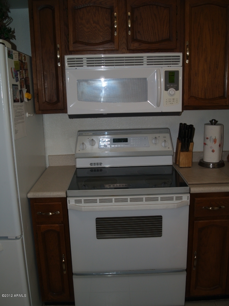 3826 West Dalphin Road Phoenix, AZ 85051 - Photo 5 of 22 Smooth top Stove and Micro