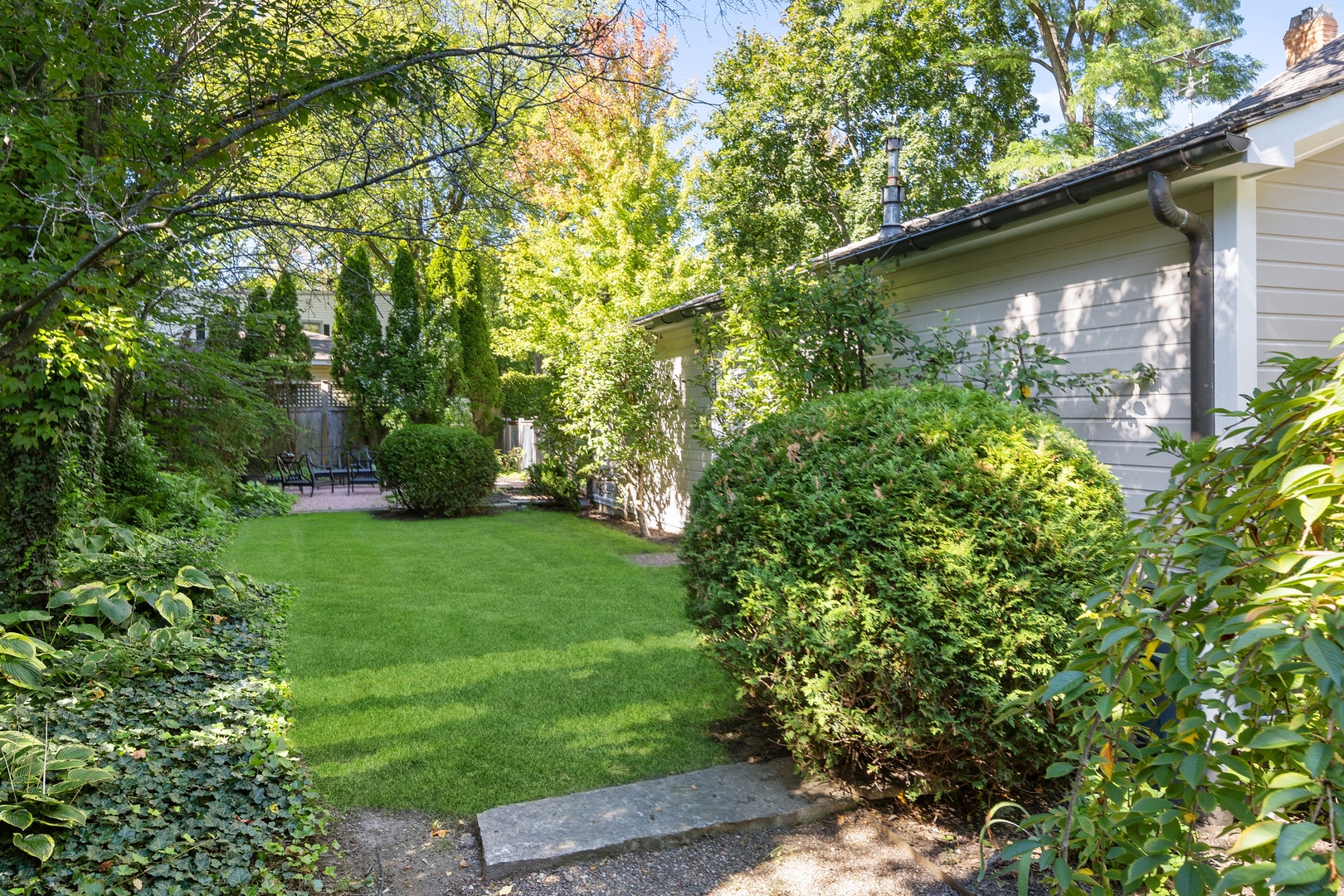 415 East Deerpath Road Lake Forest, IL 60045 - Photo 21 of 26 a backyard of a house with lots of green space