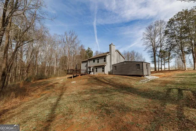 a view of a house with a yard