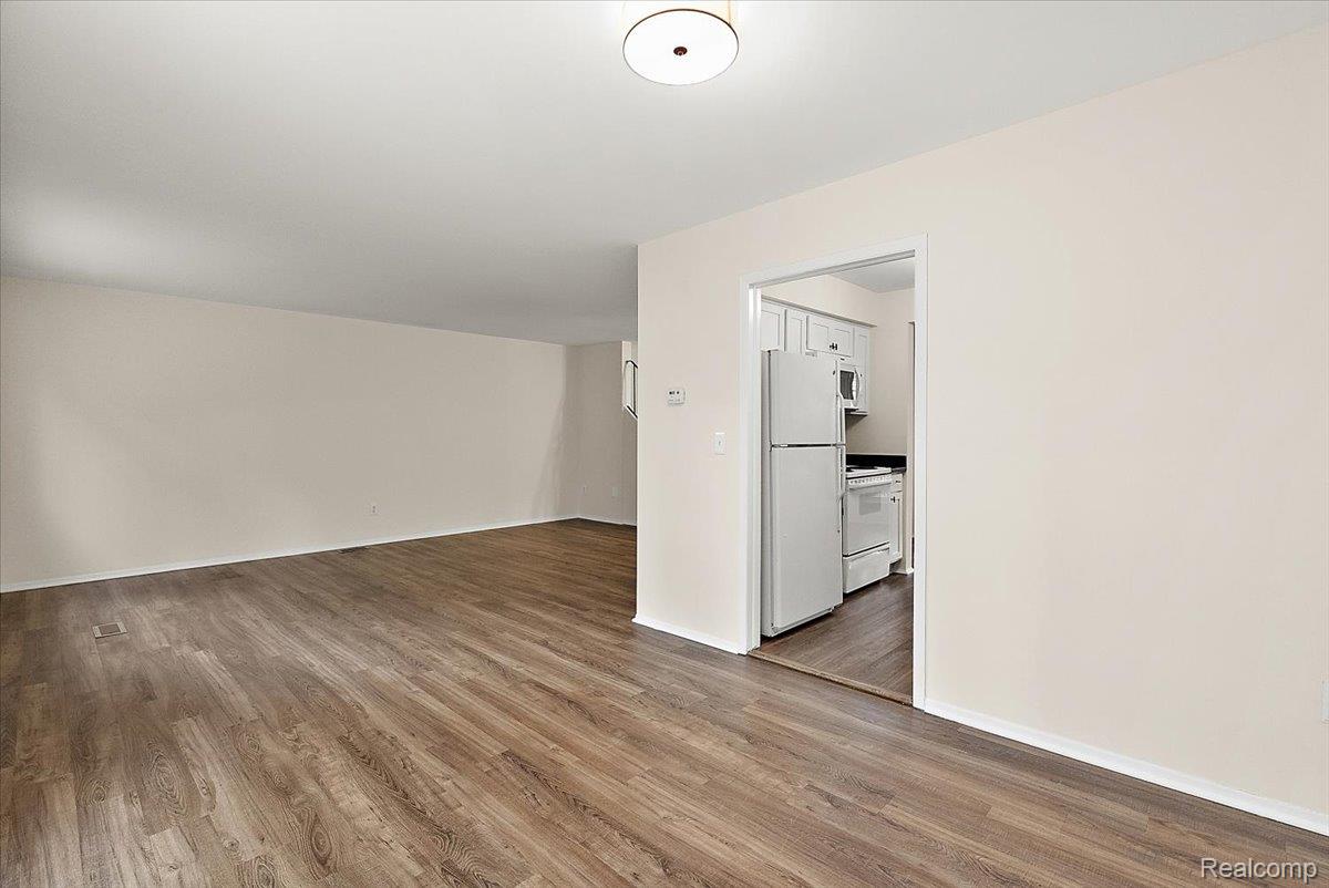 171 Manor Way, Unit 146 Rochester, MI 48309 - Photo 19 of 63 View into great room from dining room