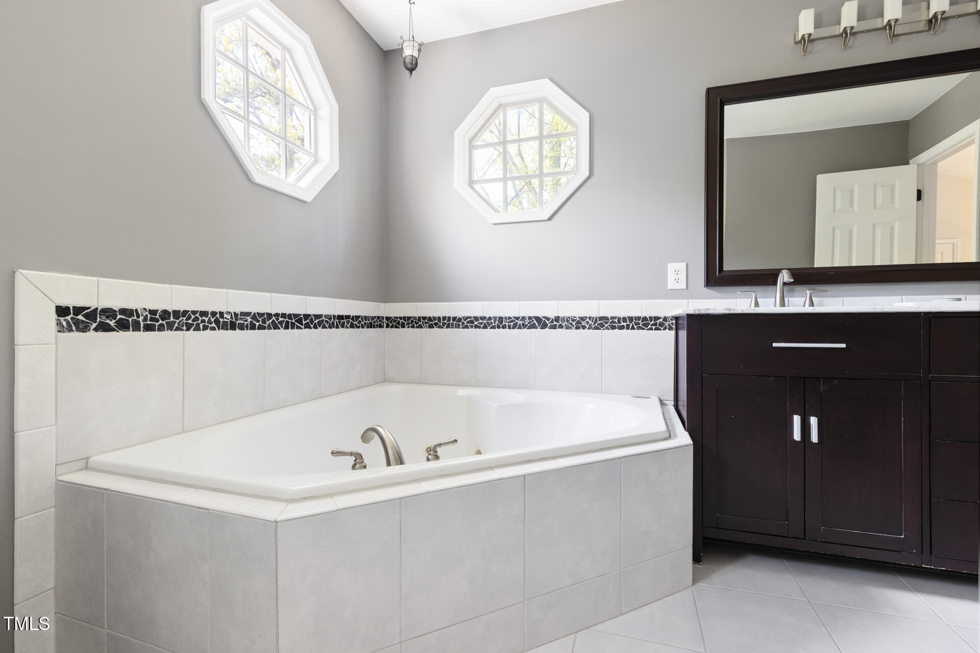 7 Wythebrook Lane Durham, NC 27713 - Photo 25 of 34 a bathroom with a bathtub a mirror and a sink