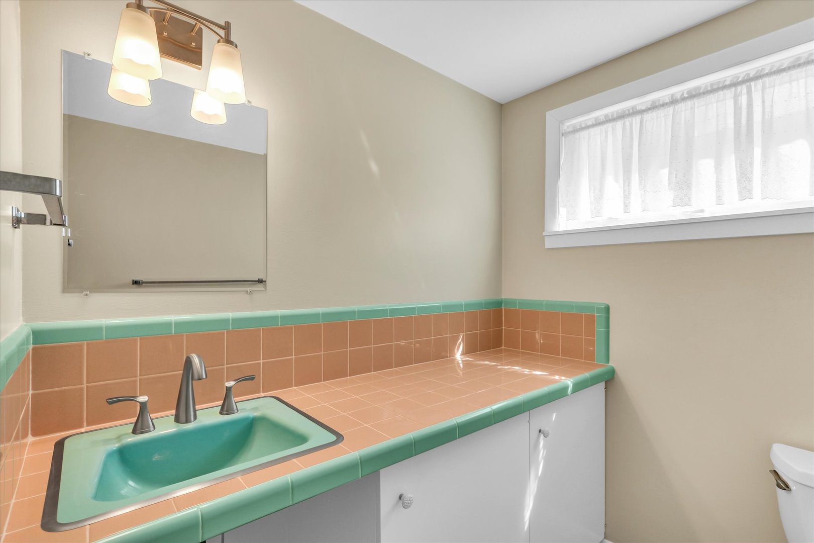 911 West Daniel Street Champaign, IL 61821 - Photo 16 of 44 a bathroom with a sink and a bathtub