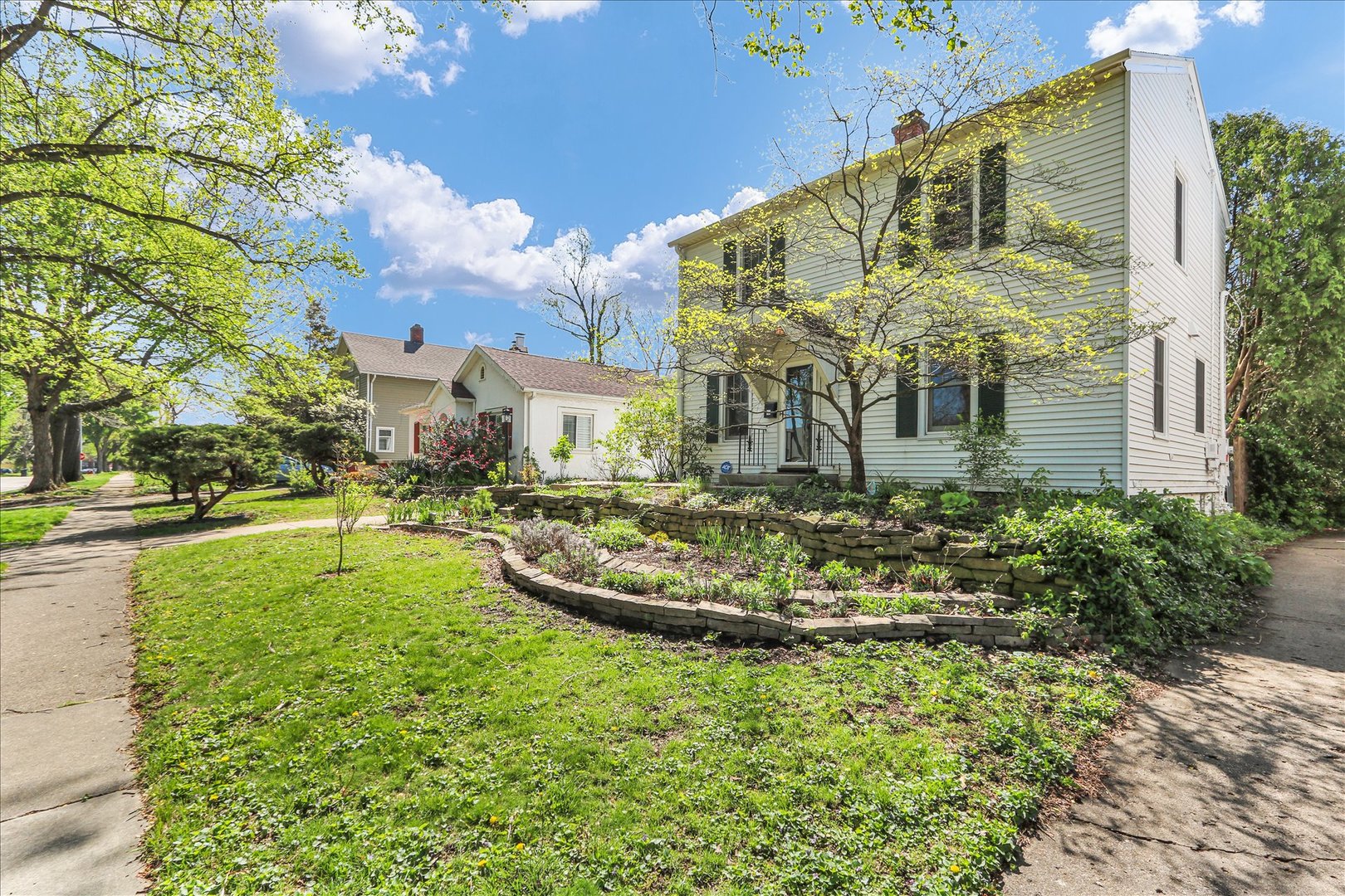 911 West Daniel Street Champaign, IL 61821 - Photo 2 of 44 a front view of a house with garden