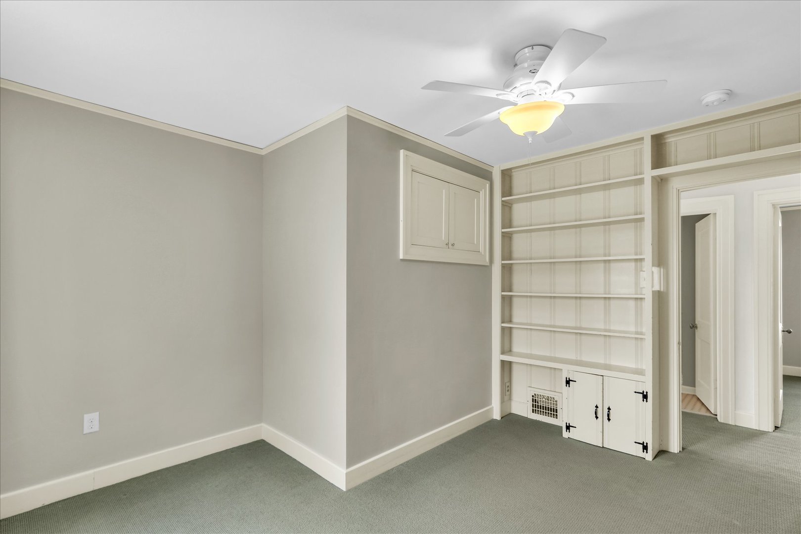 911 West Daniel Street Champaign, IL 61821 - Photo 25 of 44 an empty room with closet and chandelier fan