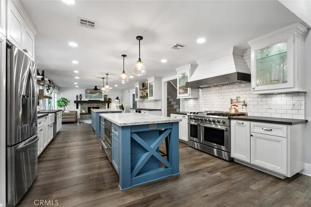 a view of yard with green space