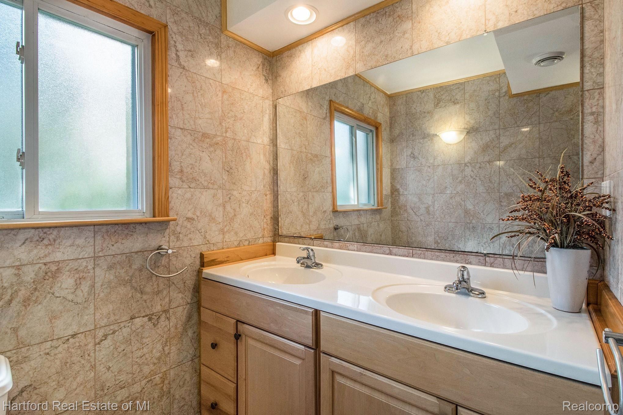 16480 Rougeway Street Livonia, MI 48154 - Photo 22 of 37 IMG_3479.jpg