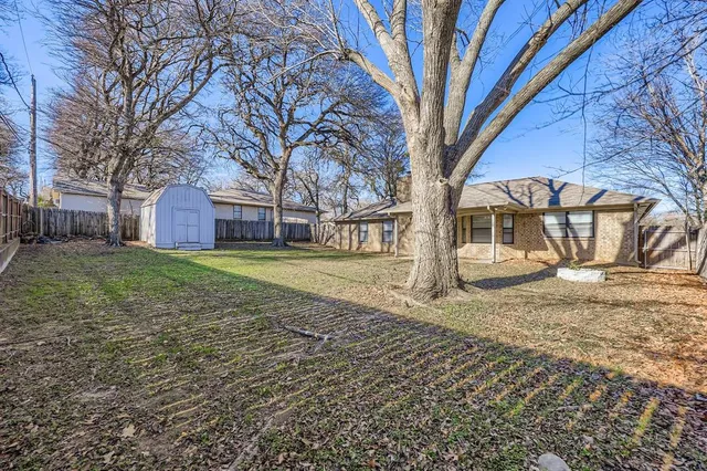 a view of a yard with a house
