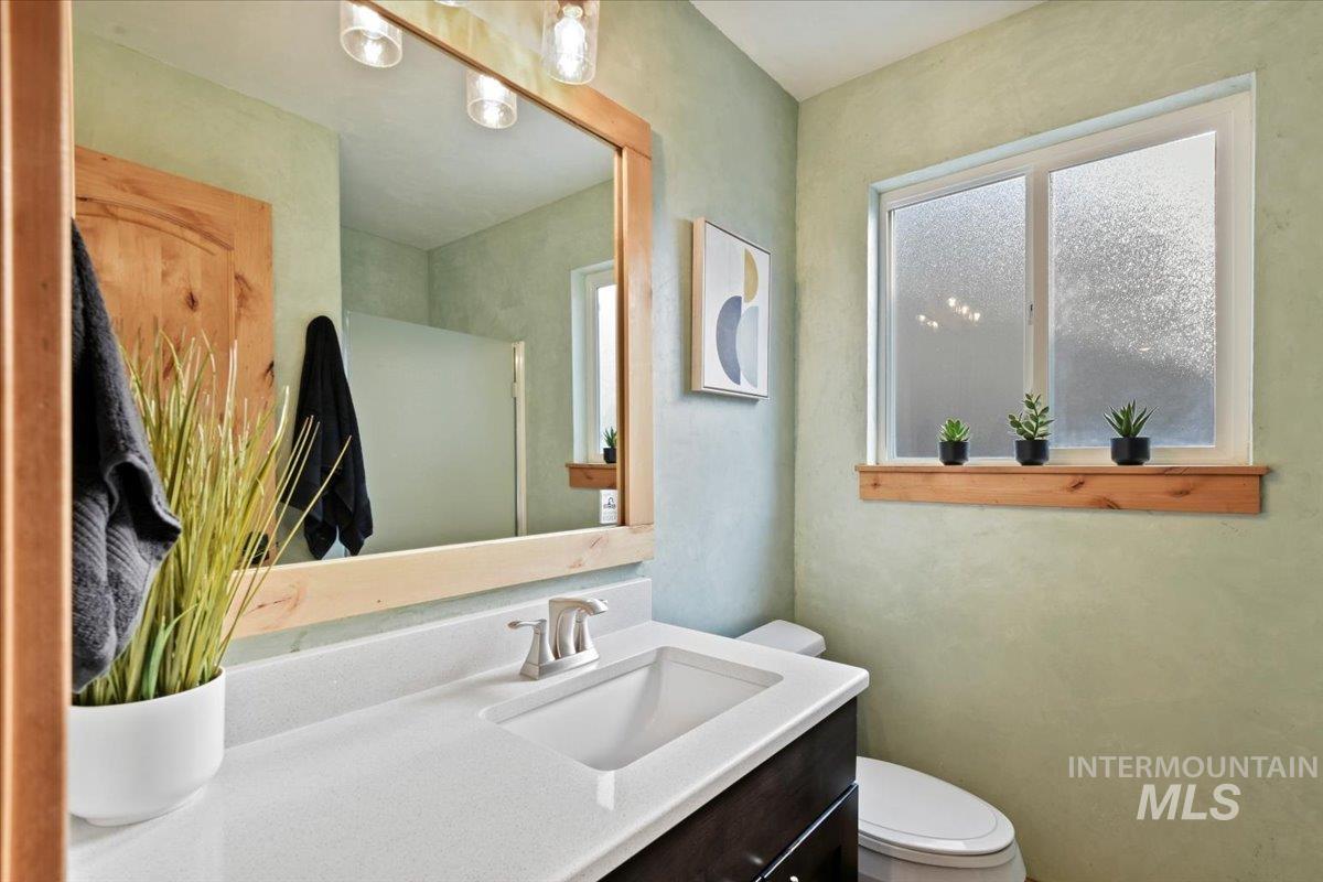 12019 West Rader Drive Boise, ID 83713 - Photo 16 of 41 Main level full bathroom with custom colored plaster walls