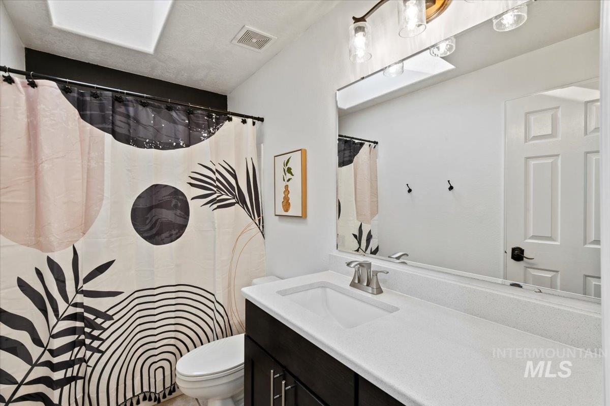 12019 West Rader Drive Boise, ID 83713 - Photo 26 of 41 Upstairs full tub/shower bathroom with skylight