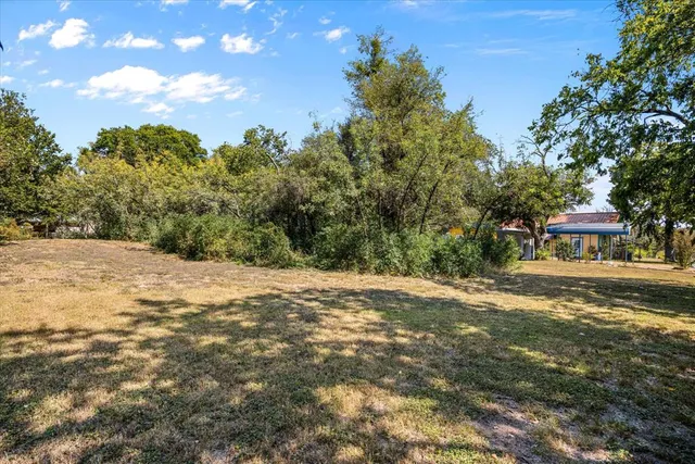 a view of a yard with a house
