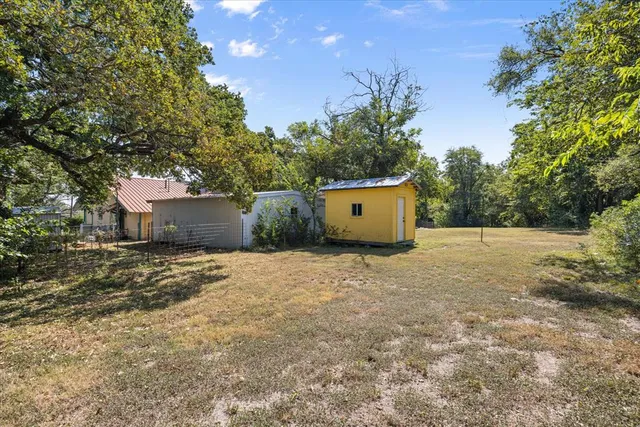 a view of a house with backyard and sitting area