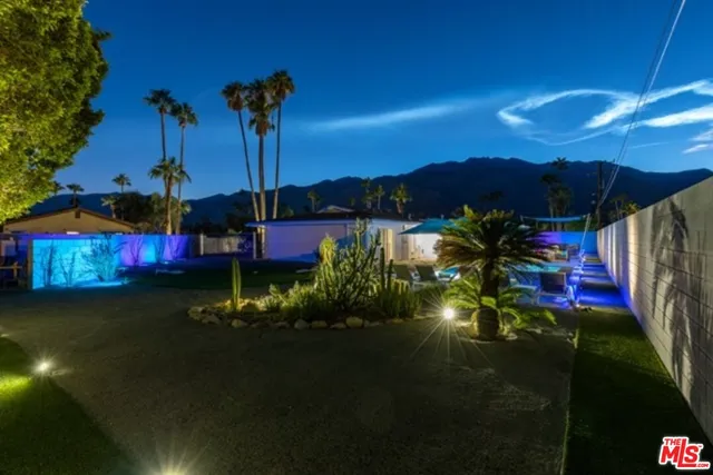 a view of a yard in front of house