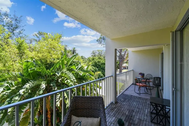 a picture of houses with palm trees