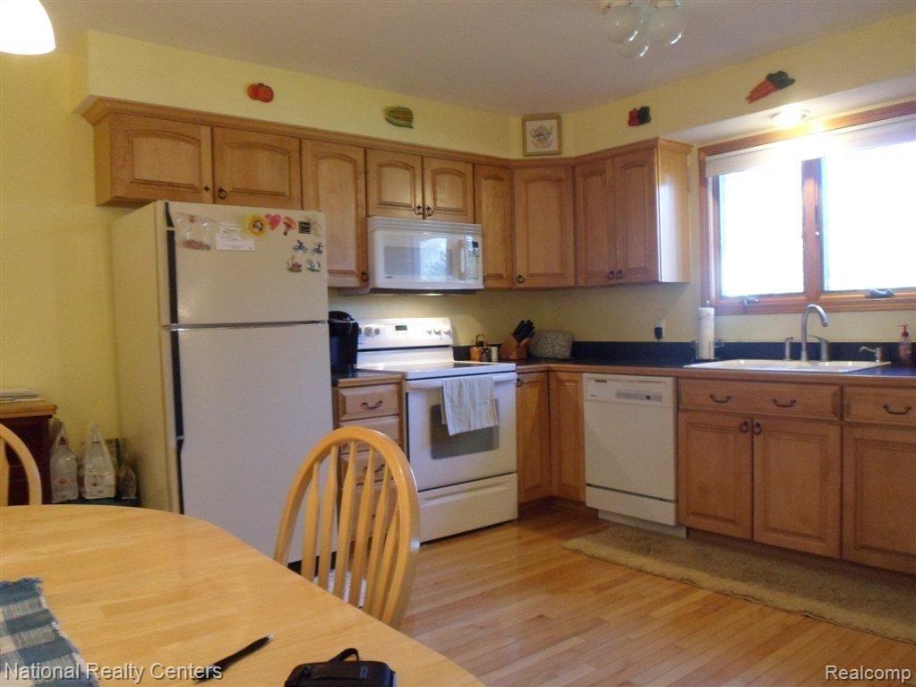 1666 Dancer Drive Rochester, MI 48307 - Photo 12 of 18 12Kitchen.JPG