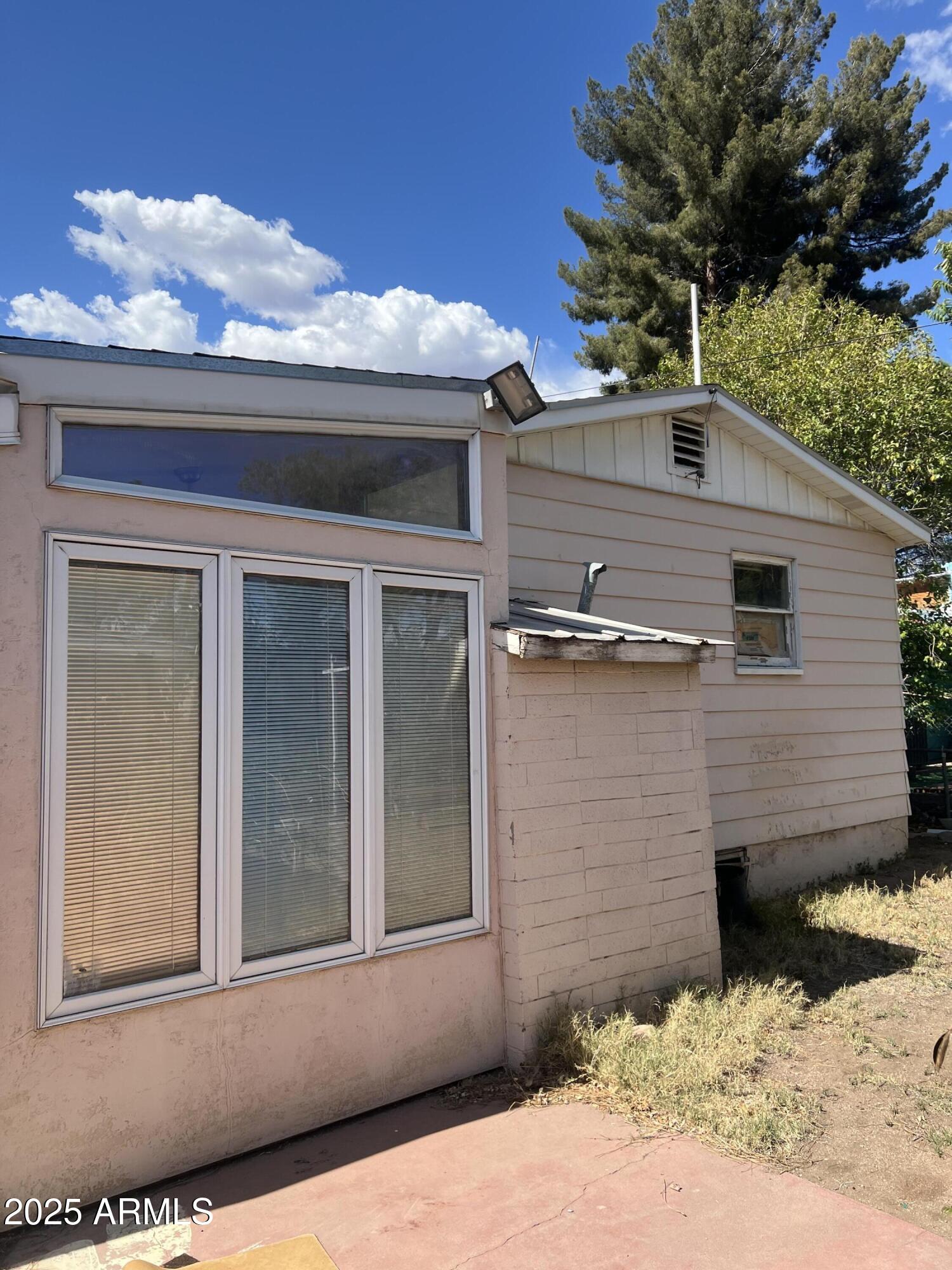566 Carico Street Globe, AZ 85501 - Photo 3 of 22 a front view of a house with a yard