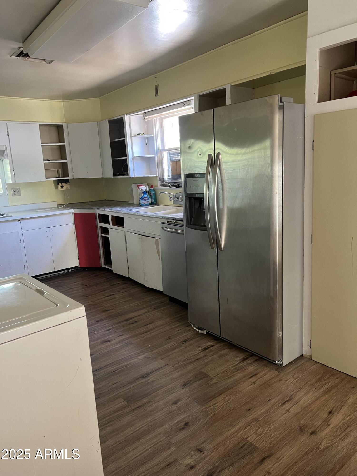 566 Carico Street Globe, AZ 85501 - Photo 8 of 22 a kitchen with granite countertop a refrigerator and a sink