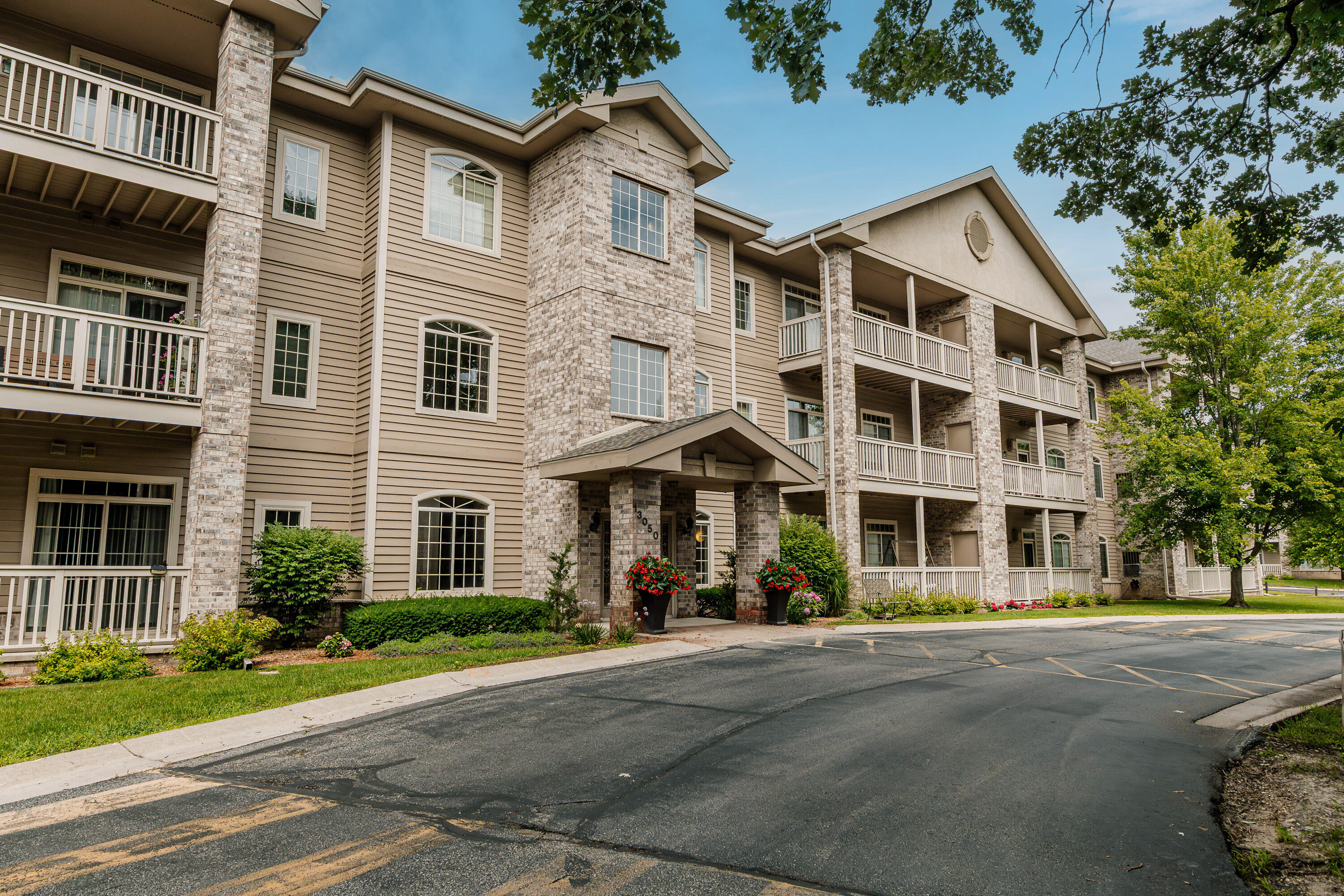 13060 West Bluemound Road, Unit 201 Elm Grove, WI 53122 - Photo 22 of 27 13060 W Bluemound Rd-21