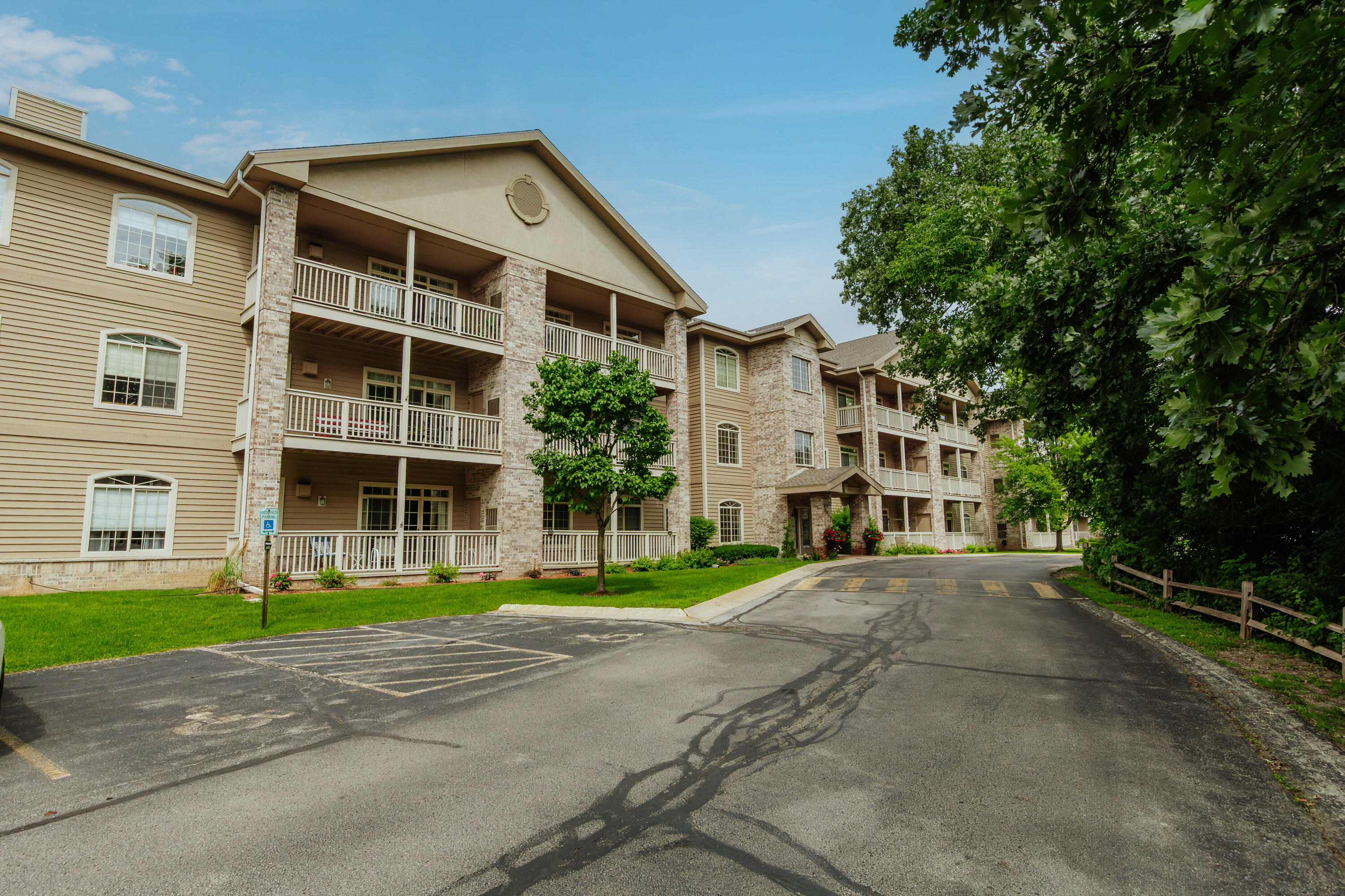 13060 West Bluemound Road, Unit 201 Elm Grove, WI 53122 - Photo 23 of 27 13060 W Bluemound Rd-22