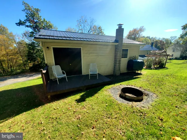a view of an house with backyard space and garden