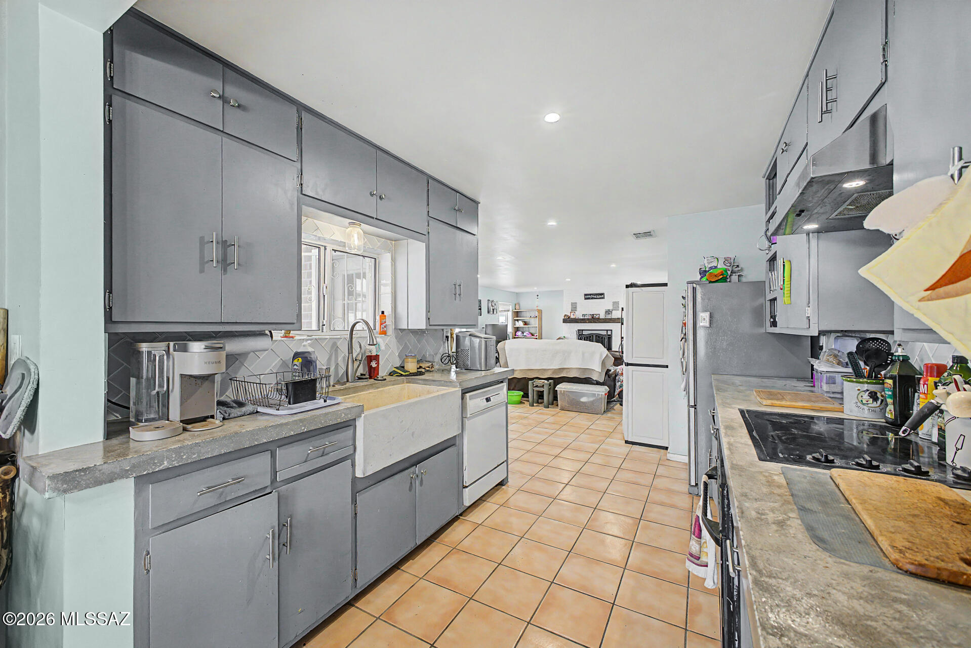 1172 East Allen Road Tucson, AZ 85719 - Photo 7 of 25 a kitchen with lots of counter top space and appliances
