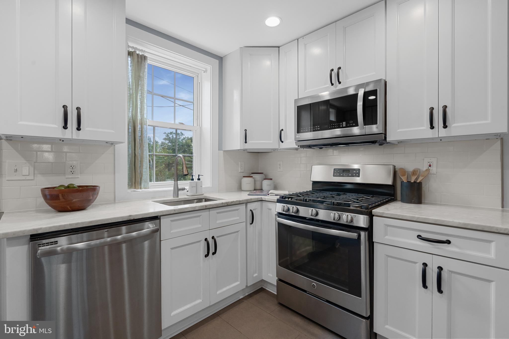 1507 Queen Street Northeast Washington, DC 20002 - Photo 10 of 32 Gas cooking!