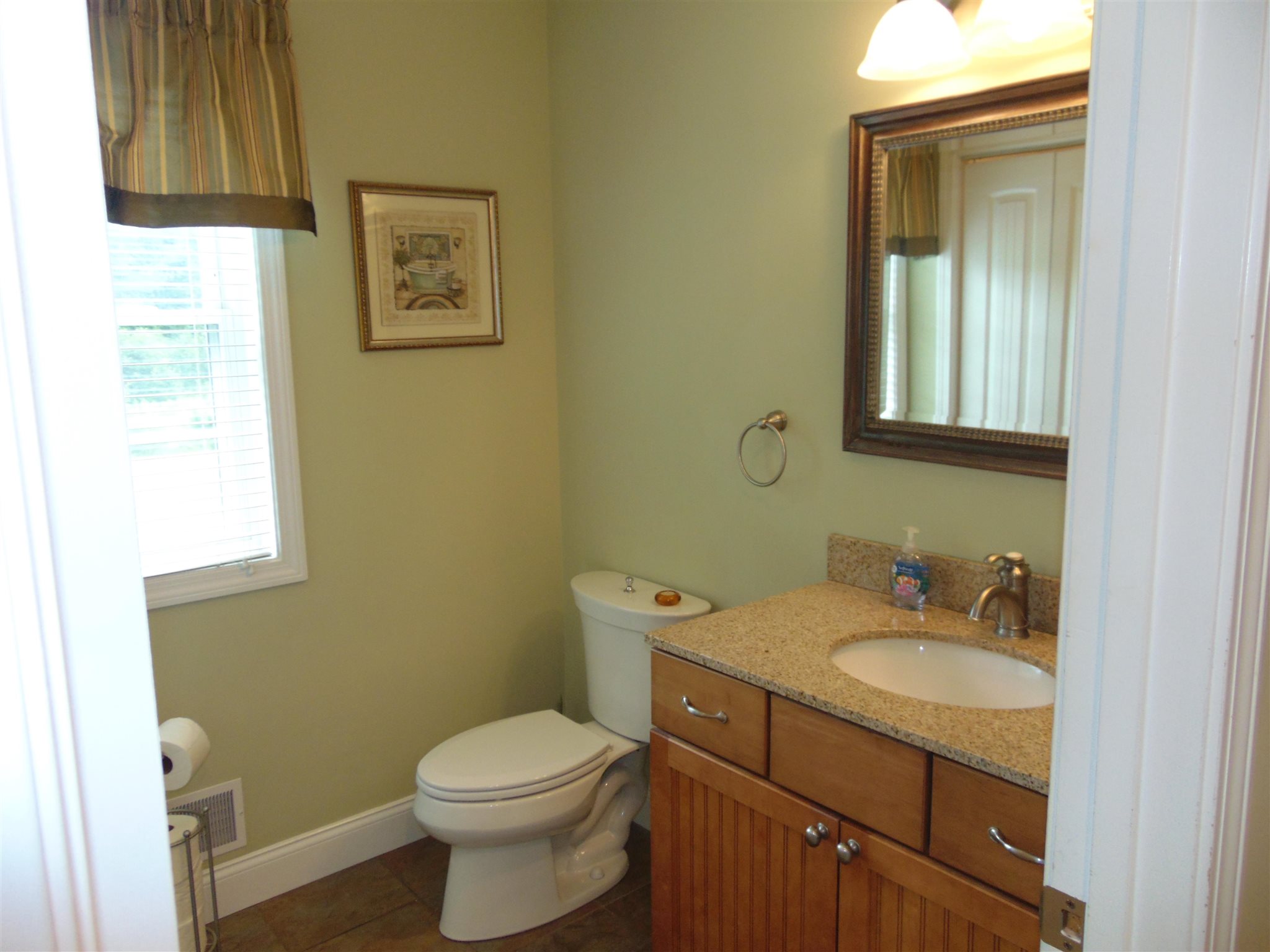 106 Hampstead Road Derry, NH 03038 - Photo 35 of 40