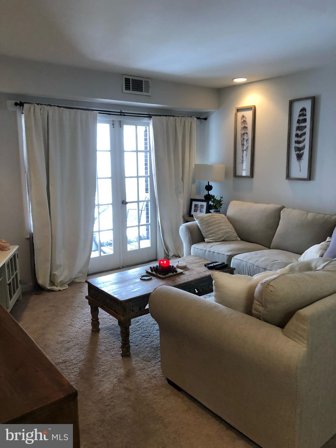 5905 Noblestown Road, Unit F Springfield, VA 22152 - Photo 4 of 29 Bright living room